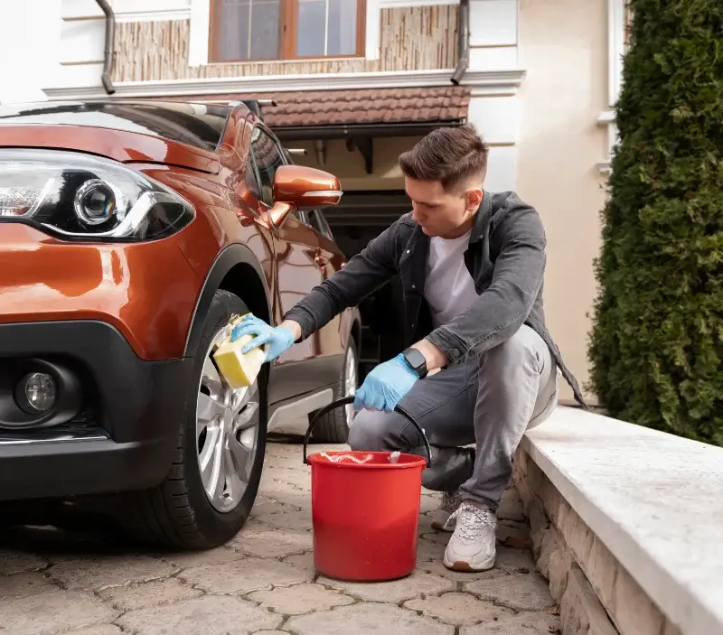 Lavage auto à domicile Sévignac : professionnel intervenant sur un véhicule
